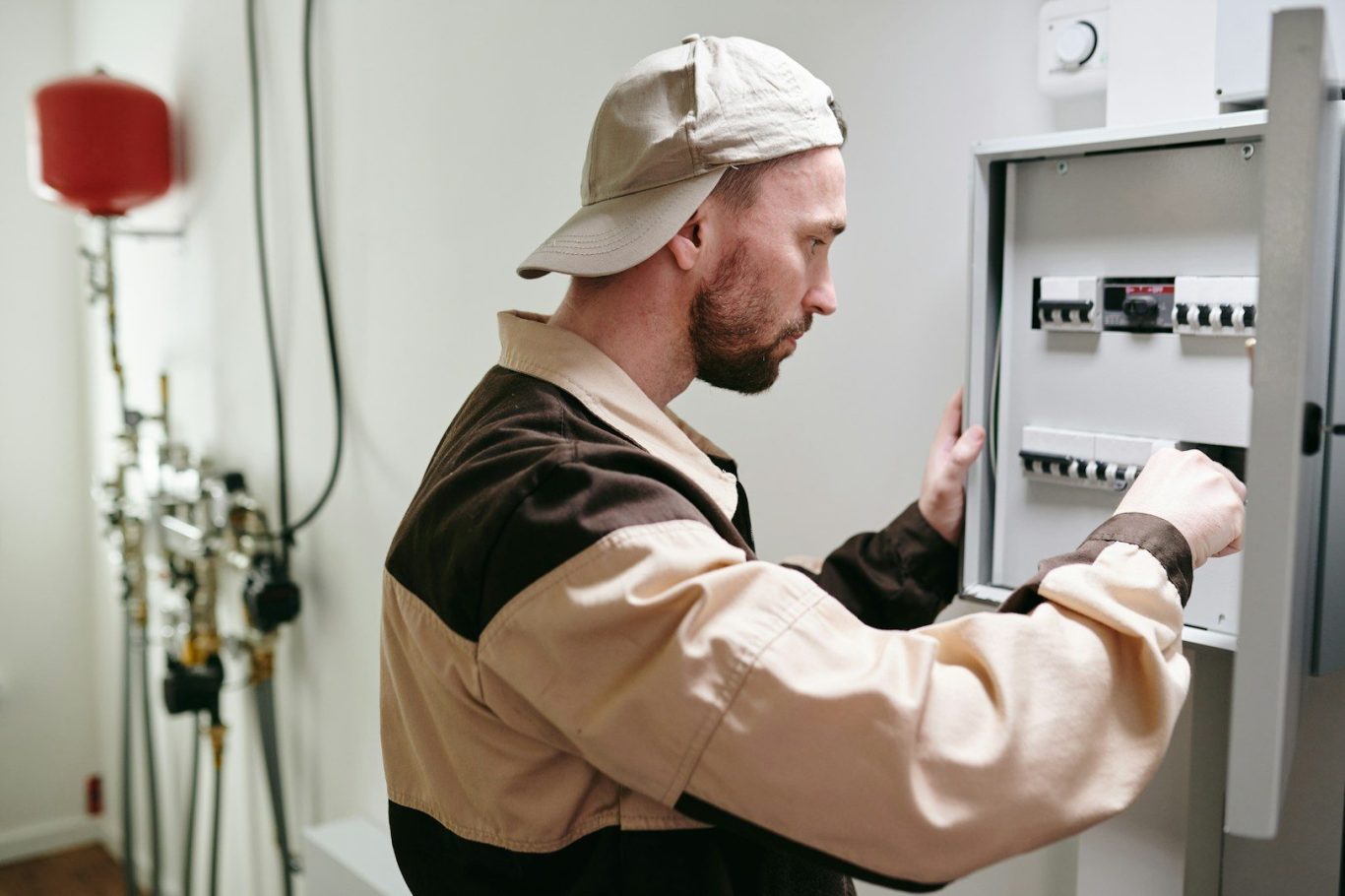 Allroundhandwerker in Freiburg am Stromkasten